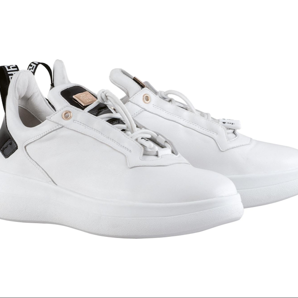Weiße Sneaker mit schwarzen Lack-Details und Plateau-Sohle